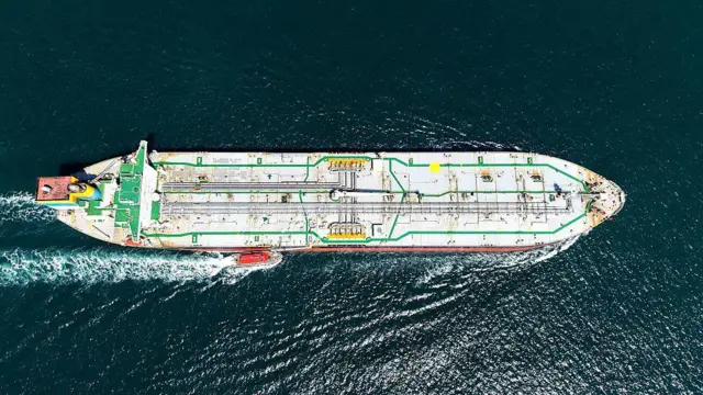 Un buque cisterna que descargó petróleo crudo importado en el puerto de Qingdao zarpó hacia mar abierto en la bahía de Jiaozhou, Qingdao, Shandong