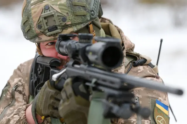 سرباز اوکراینی با اسلحه‌اش نشانه گرفته است