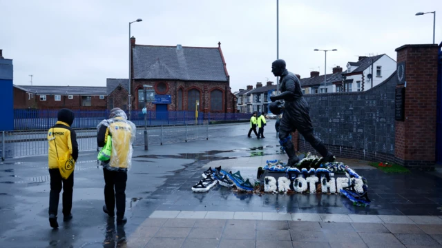 Everton stadyumu önünde, iptal edilen maçla ilgili görevliler bekliyor.