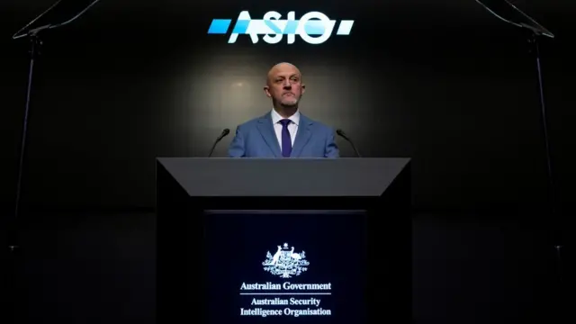 మైక్ బర్గెస్ 