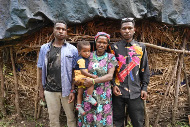 Yabanggal Wandikbo, pengungsi Nduga, bersama ketiga anaknya. 