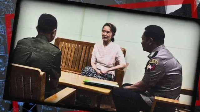 ဒေါ်အောင်ဆန်းစုကြည်က ဧည့်ခန်းတစ်ခုထဲက သစ်သားခုံမှာထိုင်နေပြီး ပြည်ထဲရေးဒုတိယဝန်ကြီး ဗိုလ်ချုပ်မင်းသူနဲ့ သတင်းရဲတပ်ဖွဲ့မှူး ရဲမှူးချုပ်လှိုင်မင်းတို့က ပြောင်းရွှေ့မိန့်ကိုတင်ပြနေတာပါ။