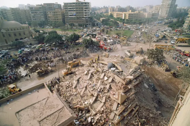 القاهرة عقب زلزال 12 أكتوبر/تشرين الأول 1992، الذي بلغت قوته 5.9 درجات وأدى إلى مقتل أكثر من خمسمئة شخص وإصابة الآلاف.