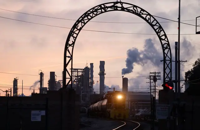 قطار من عربات صهاريج الوقود ديخل إلى مصفاة شيفرون في إل سيغوندو، إحدى أكبر منشآت تكرير النفط في ولاية كاليفورنيا، بتاريخ 8 أبريل/نيسان 2026 في إل سيغوندو، كاليفورنيا. وتستورد كاليفورنيا نحو 75 في المئة من احتياجاتها من النفط الخام، يأتي ما يقارب ثلثه من الشرق الأوسط، فيما يبلغ متوسط سعر غالون الوقود في الولاية اليوم 5.93 دولارات، وسط الحرب في إيران