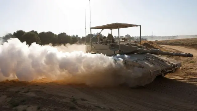 Tanque israelense em área arenosa, parecendo um deserto