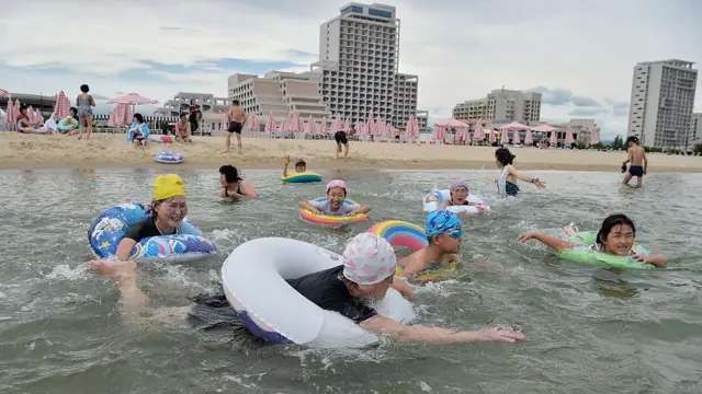 نمایی از گردشگران بومی در حال آبتنی کنار ساحل وونسان کالما