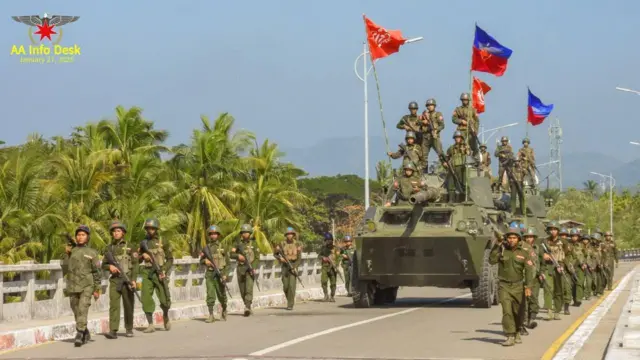 ရခိုင် - ဧရာဝတီအစပ်မှာတွေ့ရတဲ့ အေအေတပ်ဖွဲ့ဝင်တွေ