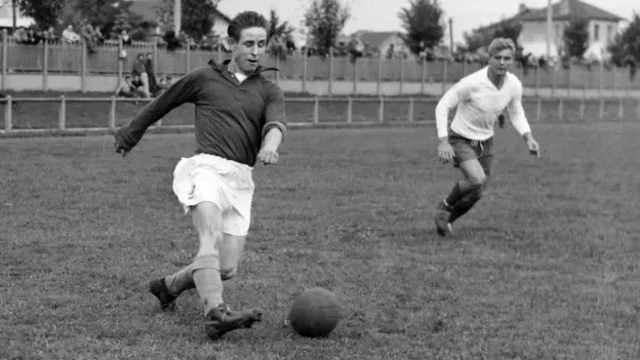 Fransa Milli Takımı'nın yıldızı Raymond Kopa sakatlığı nedeniyle ilk Avrupa Şampiyonası'nda görev yapamamıştı