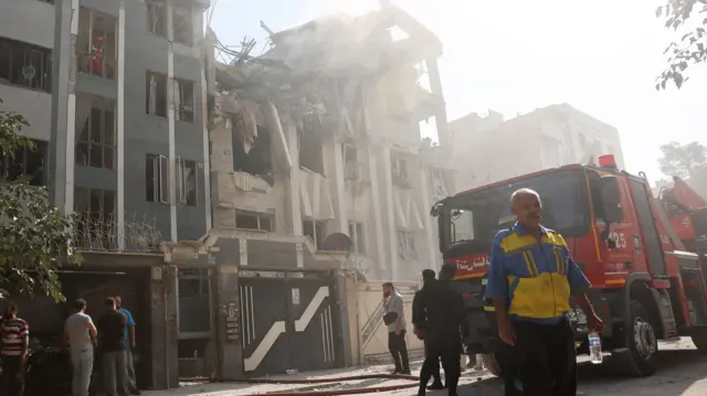 Socorristas trabajan en el lugar de un edificio dañado tras los ataques israelíes, en Teherán, Irán, el 13 de junio de 2025