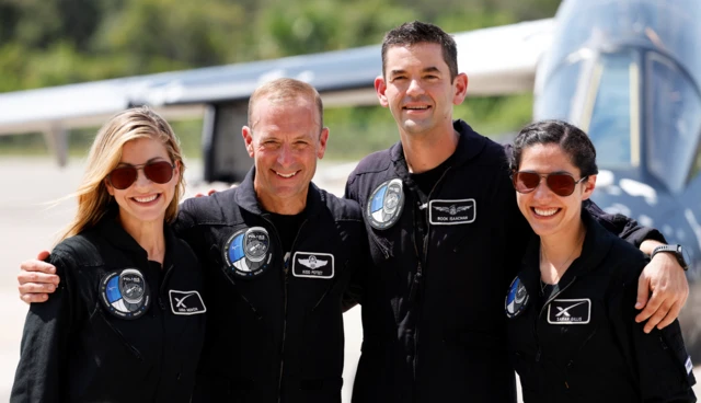 Anna Menon, Scott Poteet, Jared Isaacman e Sarah Gilli sorrindo para foto