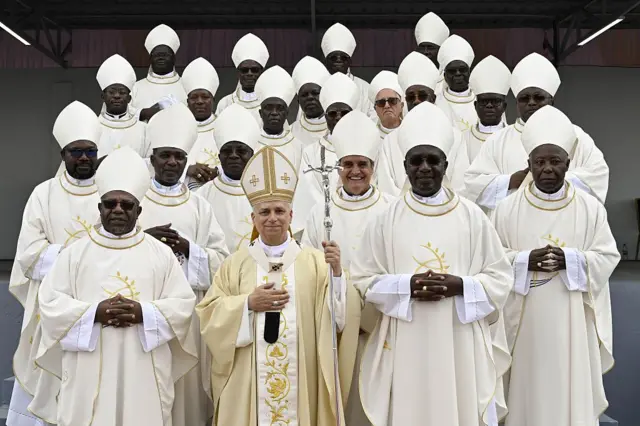Le pape Léon XIV pose avec des prêtres et des évêques lors d'une messe le 20 avril 2026 à Saurimo, en Angola. 
