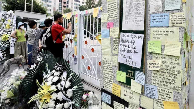 Orang-orang memberi penghormatan di sekolah dasar tempat seorang guru berusia 23 tahun bunuh diri