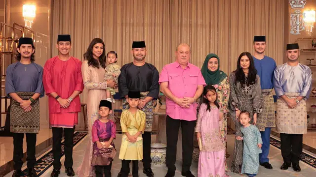 تزوج الملك من السيدة رجا زاريث صوفيا ابنة سلطان بيراك إدريس شاه عام 1982