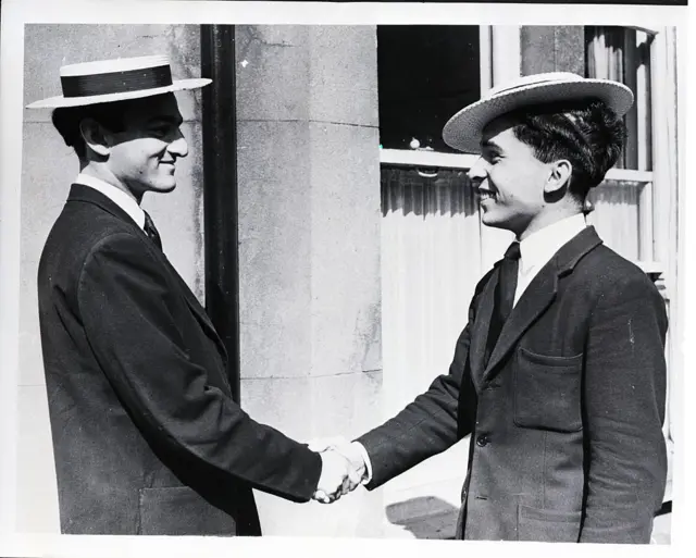 मुकर्रम जाह आणि जॉर्डनचे राजकुमार हुसैन यांची लंडनमधील भेट 1952