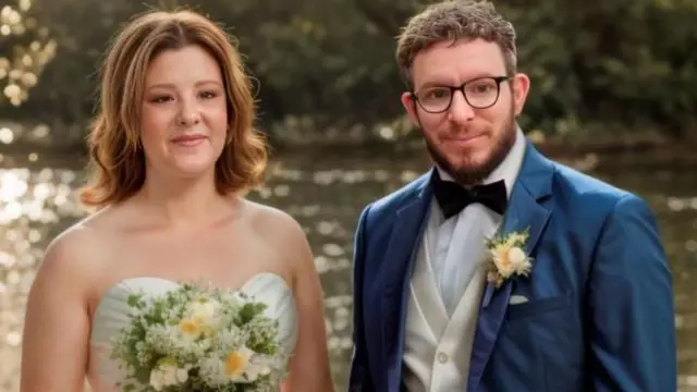 Katie Enell, mmoja wa watu kumi waliopigwa picha kwa ajili ya maonyesho, anaonekana na mpenzi wake siku ya harusi yao mwaka wa 2025