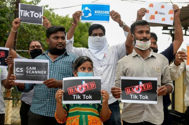 أشخاص في الهند يحملون لافتات تؤيد حظر تيك توك في الهند عام 2020