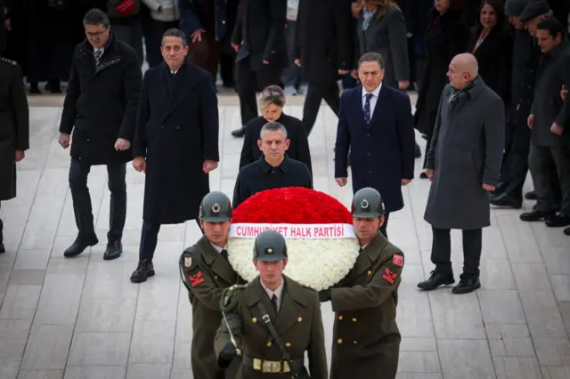 CHP Genel Başkanı Özgür Özel beraberindeki partililerle Anıtkabir'i ziyaret etti