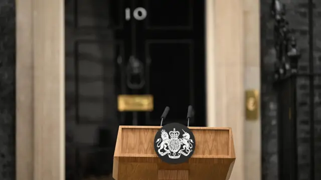 نُصبت منصة أمام مقر رئاسة الوزراء البريطانية (10 داونينج ستريت) في انتظار بيان رئيسة الوزراء ليز تراس، المقرر في 20 أكتوبر/تشرين الأول 2022 في لندن، إنجلترا.