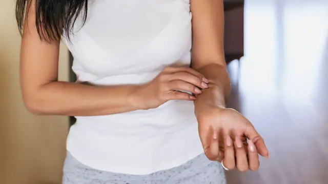 Kwishimagura bihoraho bishobora kuva ku ndwara nka eczema, psoriasis, n'izindi