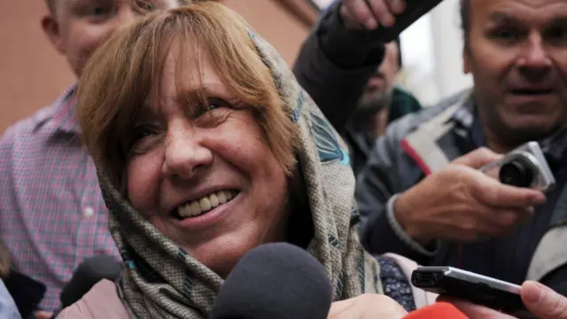 Svetlana Alexievich bị đám đông và phóng viên vây quanh ở Minsk sau khi giành Giải Nobel Văn học năm 2015.