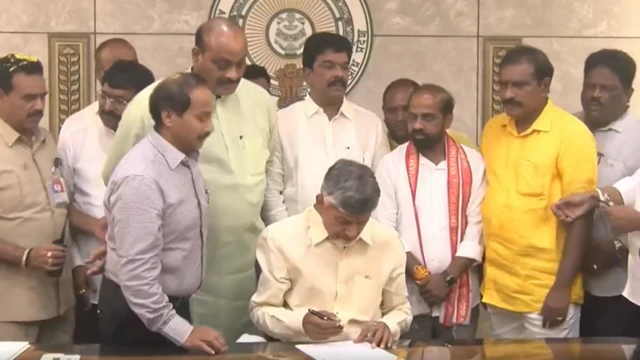 మెగా డీఎస్సీపై తొలి సంతకం చేస్తున్న చంద్రబాబు
