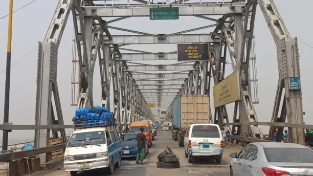 Head bridge n'ụbọchị Wenezde 28 Jenụwarị 2026 na-egosi na ụgbọala na-aga siriri werere 