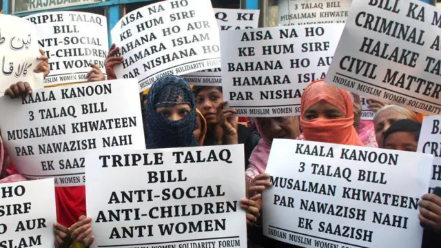 2019 में तीन तलाक़ को अवैध बताने वाला विधेयक के विरोध में प्रदर्शन करती मुस्लिम महिलाएं