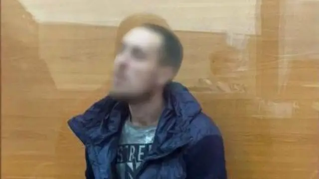 Чоловік із заблюреним обличчям