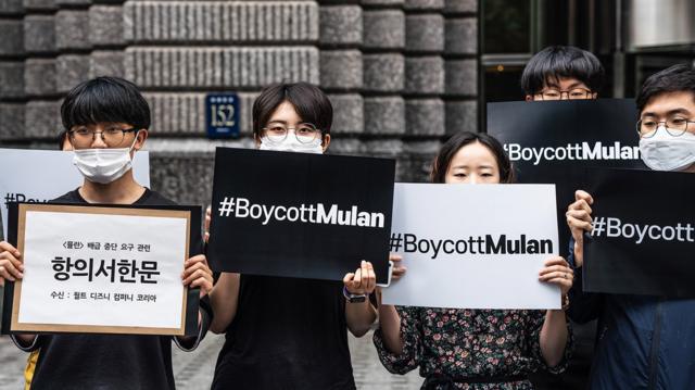 今年7月，韩国的学生和公民团体手举"抵制花木兰"标语，声援香港示威者。