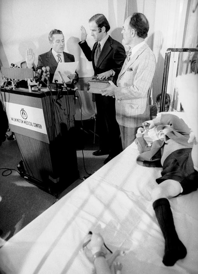 当选参议员后的拜登，在医院中宣誓就职。