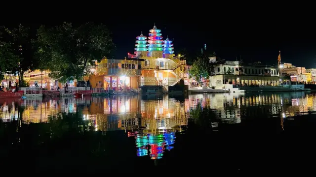 गणेश चतुर्थीको अवसरमा धनुष सागरको डिलमा झिलिमिली बत्तीले सजिएको गणेश मन्दिर