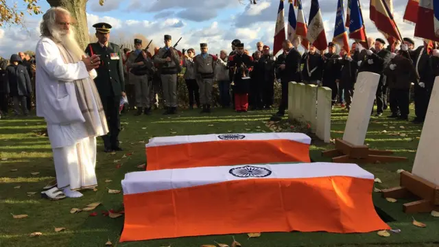 భారతీయ సైనికులకు అంజలి ఘటిస్తున్న వ‌ృద్ధుడు