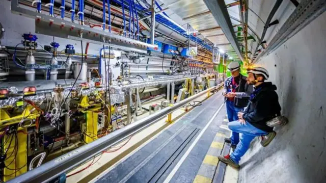 CERN ஆய்வகத்தில் ஒரு பெரிய ஆட்ரான் மோதுவி (Large Hadron Collider) கருவியில் துகள்கள் அதிக வேகத்தில் மோதுகின்றன