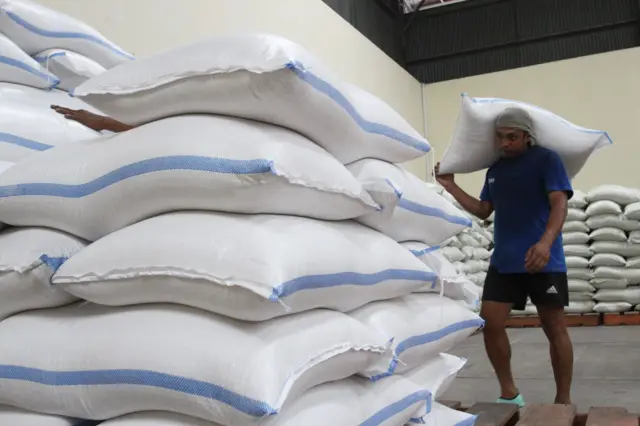 Pekerja menata stok beras di Gudang Bulog, Gadang, Malang, Jawa Timur, Jumat (30/1/2026). Perum Bulog Kantor Wilayah Jawa Timur menyebut ketersediaan beras mencukupi hingga 14 bulan ke depan, dengan jumlah Cadangan Beras Pemerintah (CBP) sekitar 796.000 ton. 