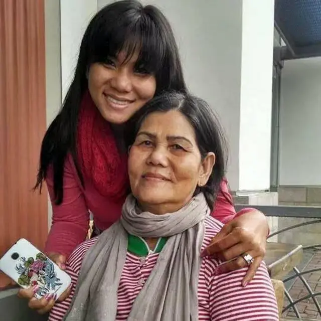 มินต์พาคุณแม่มาอยู่ด้วย 