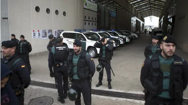 Un grupo de guardias civiles durante el registro de una de las imprentas donde se buscaban las papeletas para la celebración del referendo prohibido.