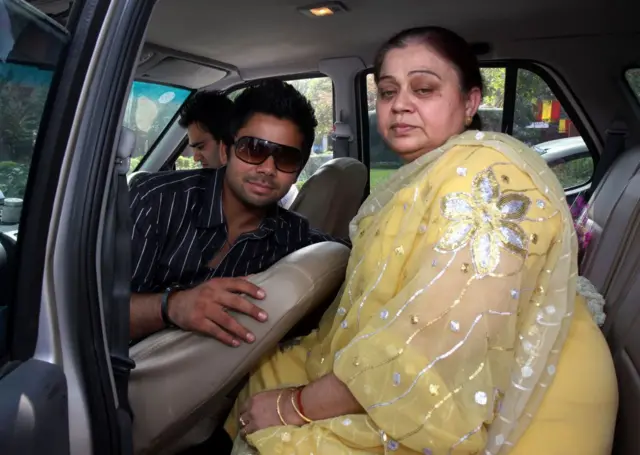 आई सरोज यांच्यासोबत विराट 