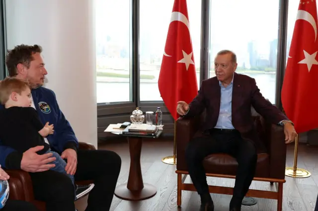 Le président Recep Tayyip Erdoğan rencontre le PDG de Tesla, Elon Musk, à New York, le 17 septembre 2023.