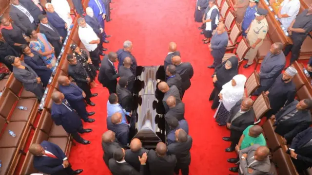 Jeneza Mwili wa marehemu Reginald Mengi ukiingizwa kwenye ukmbi wa Karimjee kupewa heshma za mwisho