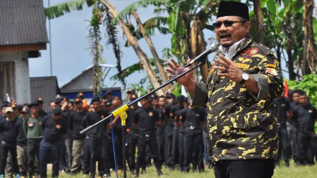 Ketua Umum PP GP Ansor Yaqut Cholil Qoumas menyampaikan pidato saat memimpin upacara bendera memperingati HUT ke-72 Republik Indonesia, di Lapangan Bukit Seroja, Maron, Garung, Wonosobo, Jawa Tengah, Kamis (17/8/2017)