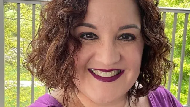 ட்ராசி கர்த் என்கிற இந்தப் பெண் 3 கார் வைத்திருக்கிறார். அமெரிக்கக் குடும்பங்களில் இது சாதாரணம் என்கிறார் அவர்.