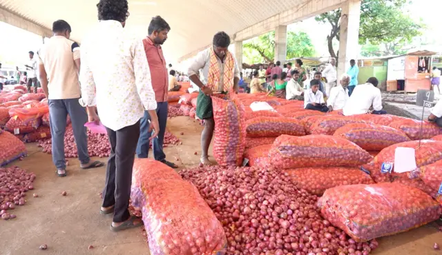 ఉల్లి పాయలు, రైతులు, కర్నూల్ వ్యవసాయ మార్కెట్, ఉల్లి ధరలు