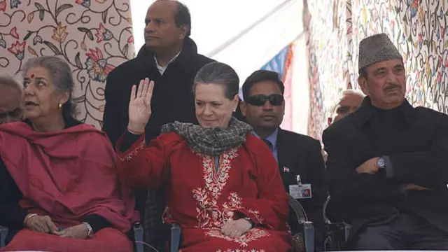 ਗੁਲਾਮ ਨਬੀ ਆਜ਼ਾਦ ਨੇ ਸ਼ੁੱਕਰਵਾਰ ਨੂੰ ਪਾਰਟੀ ਪ੍ਰਧਾਨ ਸੋਨੀਆ ਗਾਂਧੀ ਨਾਲ ਮੁਲਾਕਾਤ ਕੀਤੀ ਹੈ।