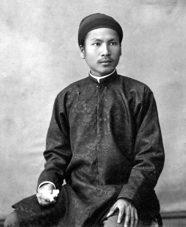 Ảnh vua Hàm Nghi chụp năm 1896, không rõ tác giả (từ Fonds Capek)