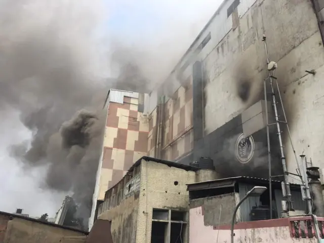 கடையின் முன்பக்கத்தில் தீ கட்டுப்படுத்தப்பட்ட நிலையில் பின்பகுதியில் தீயை அணைக்கும் முயற்சியில் தீயணைப்பு வீரர்கள் ஈடுபட்டுள்ளனர்.