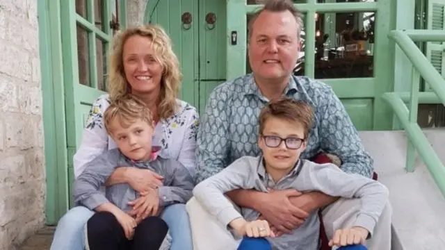 وقتی فرزند دوم آنها تدی هم نارس متولد شد و فیونا هم ناچار شد خیلی سریع به سر کار خود برگردد، اوضاع خیلی سخت‌تر شد