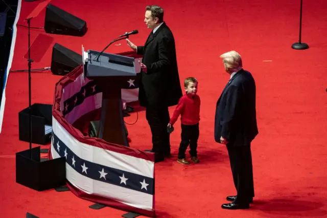 Elon Musk junto a su hijo X, habla en el acto de victoria del presidente electo Donald Trump en el Capital One Arena el 19 de enero de 2025 en Washington.