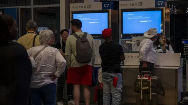 माइक्रोसॉफ़्ट सर्वर में आई गड़बड़ी के कारण कैंसिल हुईं हज़ारों फ़्लाइट्स