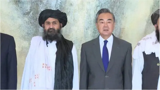 Wasiirka arrimaha dibadda Shiinaha Wang Yi (Midig) invited waxaa uu la kulmay wefdi ka socda Taliban
