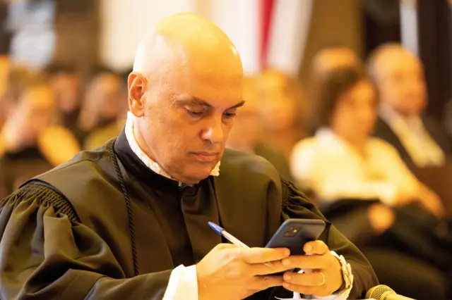 Ministro Alexandrecodigo de bonus sportingbet hojeMoraes usando celular